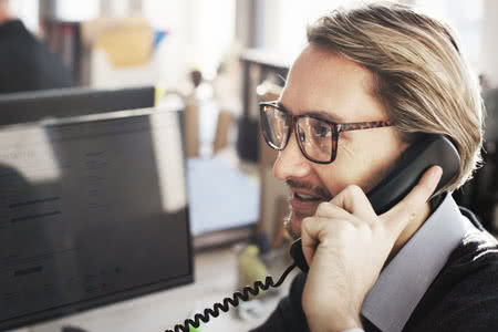 Beamtenkrankenversicherung Kosten - Mann Telefoniert