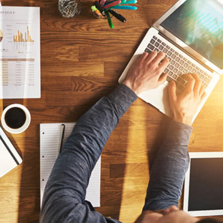 Beamtenkrankenversicherung Angebot - Recherche am Laptop