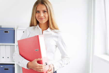 Berufshaftpflichtversicherung Angebot - Frau mit Unterlagen