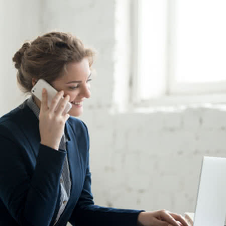 Berufshaftpflichtversicherung Angebot - Frau telefoniert