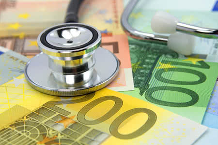 Berufshaftpflicht Nephrologe - Geldscheine mit einem Stethoskopen
