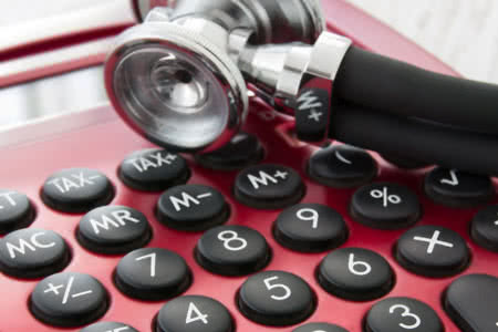 Berufshaftpflicht Pathologe - Taschenrechner mit einem Stethoskop