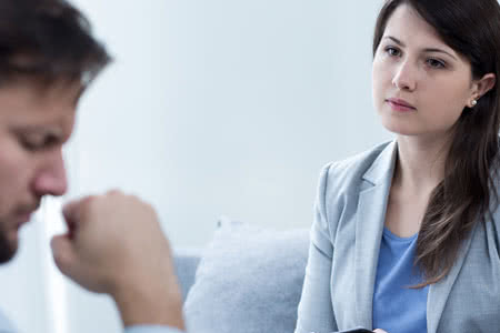 Berufshaftpflichtversicherung für Psychologen - Psychologin hört zu