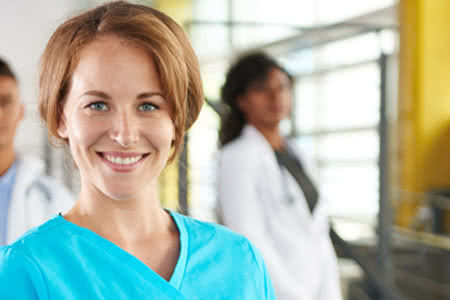 Berufshaftpflichtversicherung Krankenschwester - freundliche Krankenschwester