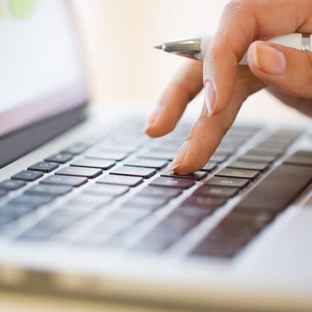 Berufshaftpflichtversicherung Lockführer - recherche am Laptop