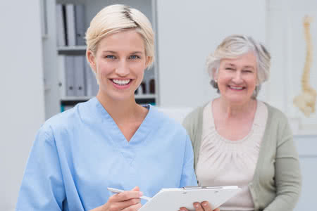 Berufsunfähigkeitsversicherung für Pflegekräfte - junge Pflegerin