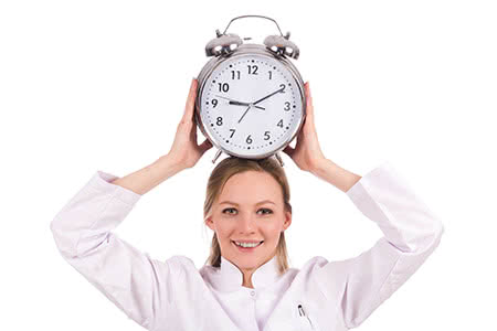 Berufsunfähigkeitsversicherung - Junge Ärztin hält eine Uhr
