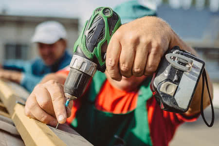 Betriebshaftpflicht Dachdecker - Mann bei der Arbeit