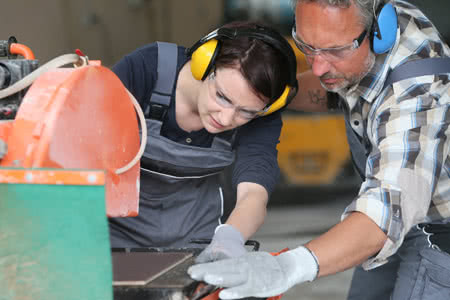 Betriebshaftpflicht Fliesenleger - bei der Arbeit