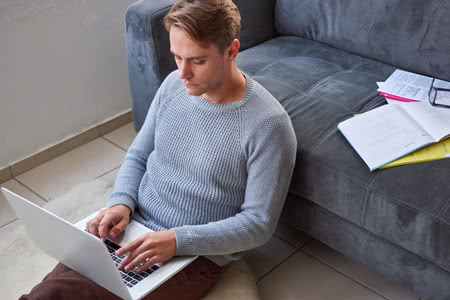 Betriebshaftpflichtversicherung Freiberufler - Mann recherchiert