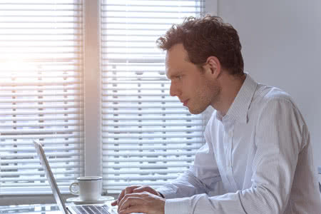 Betriebshaftpflicht Gebäudereiniger  -Recherche am Laptop