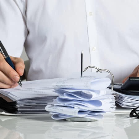 Betriebshaftpflicht für Hausmeisterservice - Taschenrechner mit Unterlagen