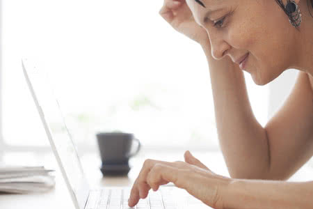 Betriebshaftpflicht für Kleingewerbe - Frau recherchiert am Laptop