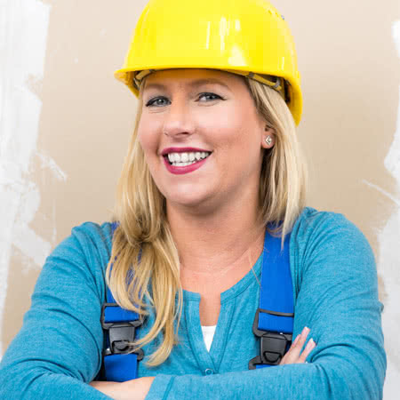 Betriebshaftpflicht für Maler - Lächelnde Malerin