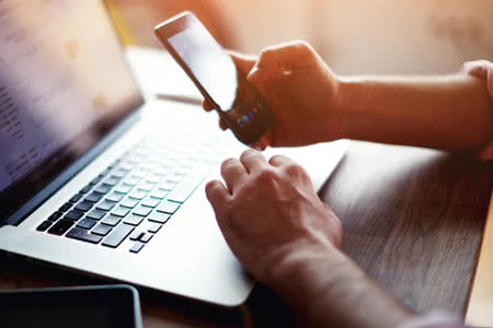Betriebshaftpflicht Nebengewerbe - recherche am Laptop