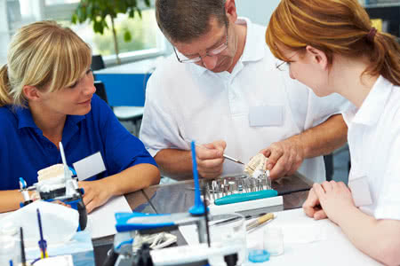 Betriebshaftpflicht Zahntechniker - Team bei der Arbeit