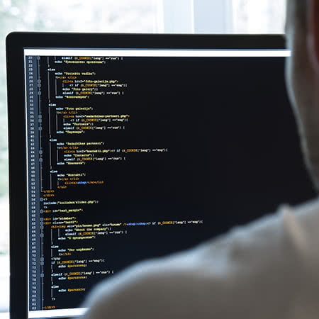 Cyber Risk Versicherung - Bildschirm mit Codes