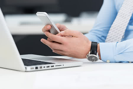 Cyber Risk Versicherung - Mann mit einem Taschenrechner