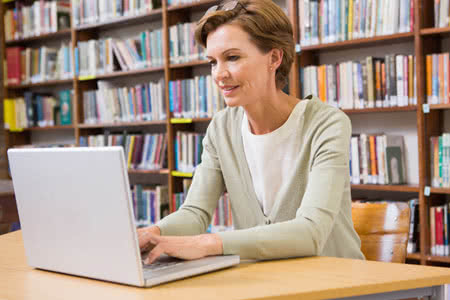 Dienstunfähigkeitsversicherung Beamte Lehrer - Recherche am Laptop