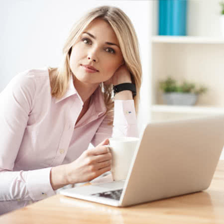 Dienstunfähigkeitsversicherung Vergleich - Frau recherchiert am Laptop