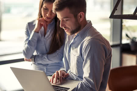 Dread Disease Versicherung Kosten Dread Disease Versicherung Kosten - Mann recherchiert