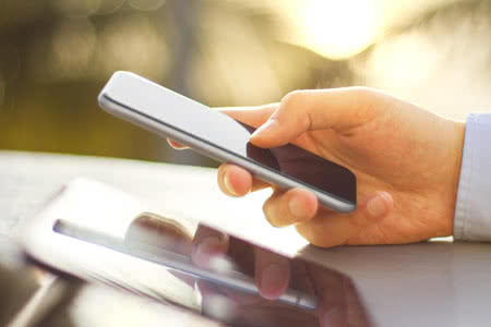 Elektronikversicherung Photovoltaik - Recherche mit einem Handy