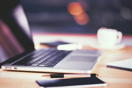 Elektronikversicherung Veranstaltungstechnik - Recherche am Laptop