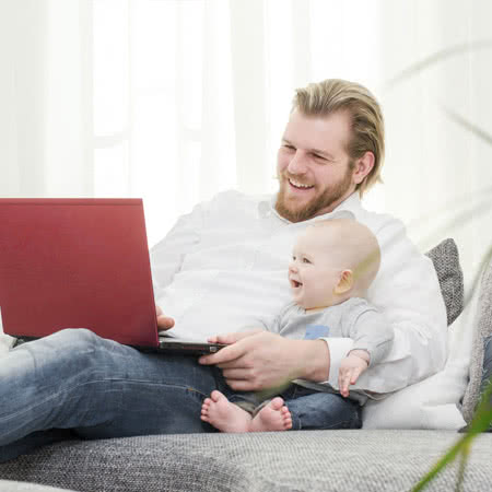 Elternzeit und private Krankenversicherung? - Junger Papa recherchiert im Internet