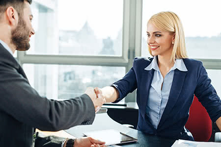 Frachtführerhaftpflichtversicherung - Geschäftsmann und Geschäftsfrau schließen eine Verischerung ab