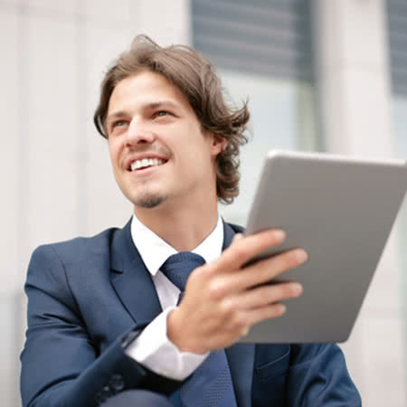 Freiwillige Krankenversicherung - Recherche am Tablet