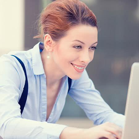 Gesetzliche und private Krankenversicherung Unterschied? -Frau recherchiert am Laptop