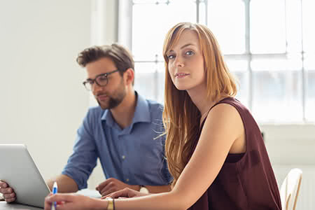 Gewerbehaftpflichtversicherung - Zwei Kollegen arbeiten am Laptop