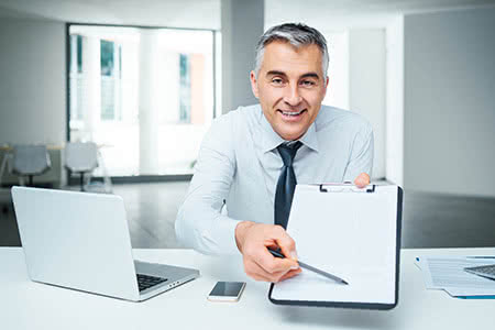 GmbH Versicherung - Lächelnde Ansprechpartnerin im Büro