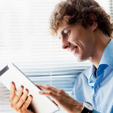 Grundfähigkeitsversicherung Angebot - Mann recherchiert am Tablet