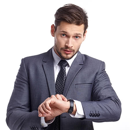 Grundfähigkeitsversicherung - Freundlicher Mann mit einer Uhr