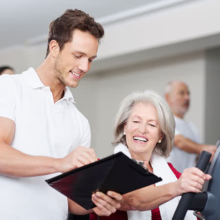 Grundfähigkeitsversicherung - Frau beim Physiotherapie