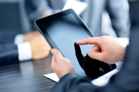 Grundfähigkeitsversicherung Kosten - Mann vergleicht am Tablet