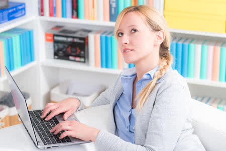 Grundfähigkeitsversicherung Vergleichsrechner - Frau recherchiert am Laptop