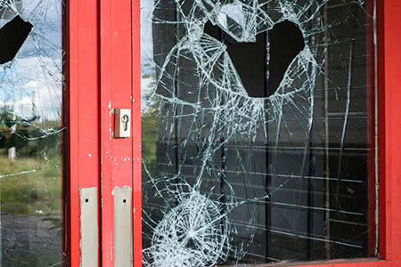 Haftpflichtversicherung - Zerbrochene Glasscheibe