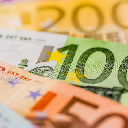 Hunde OP Versicherung - Geldscheine