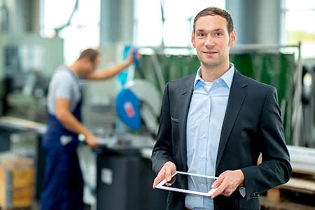 Industrielle Sachversicherung - Lächelnder Geschäftsmann