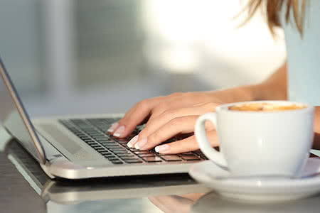 Private Krankenversicherung für Journalisten - Junge Journalistin am Laptop