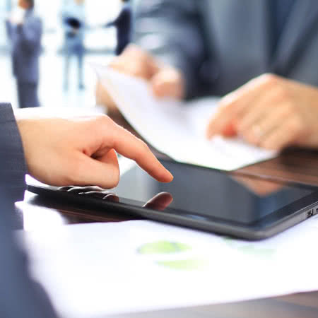 KFZ Versicherung Angebot - Mann recherchiert am Tablet