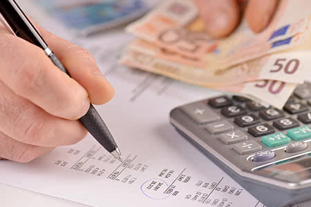 Private Krankenversicherung für Kleinunternehmer - Taschenrechner und Geldscheine