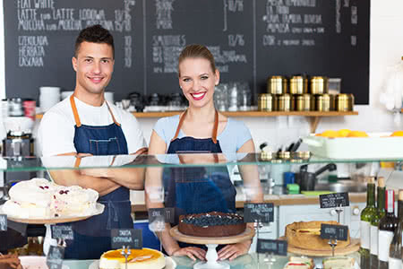 Private Krankenversicherung für Gewerbetreibende - Junges Pärchen betreibt ein Cafe Restaurant
