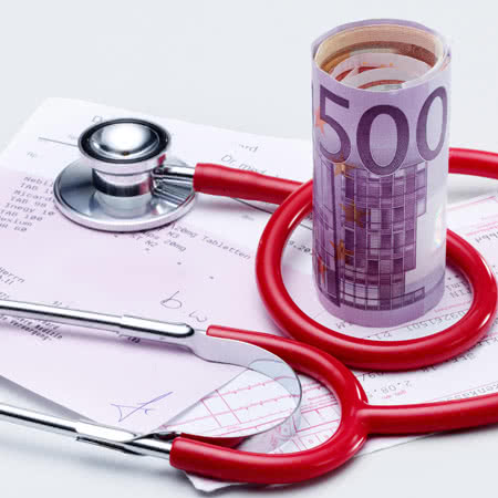 Krankenzusatzversicherung - Kosten - Stethoskop mit Geldscheinen