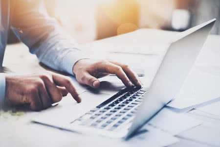 Krankenzusatzversicherung Vergleichsrechner - Recherche am Laptop