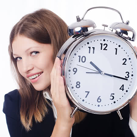Lebensversicherung - Frau hält eine Uhr