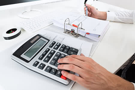 Private Krankenversicherung für Logopäden - Mann berechnet Beiträge