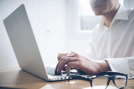 Managerrechtsschutzversicherung Vergleichsrechner - Recherche am Laptop